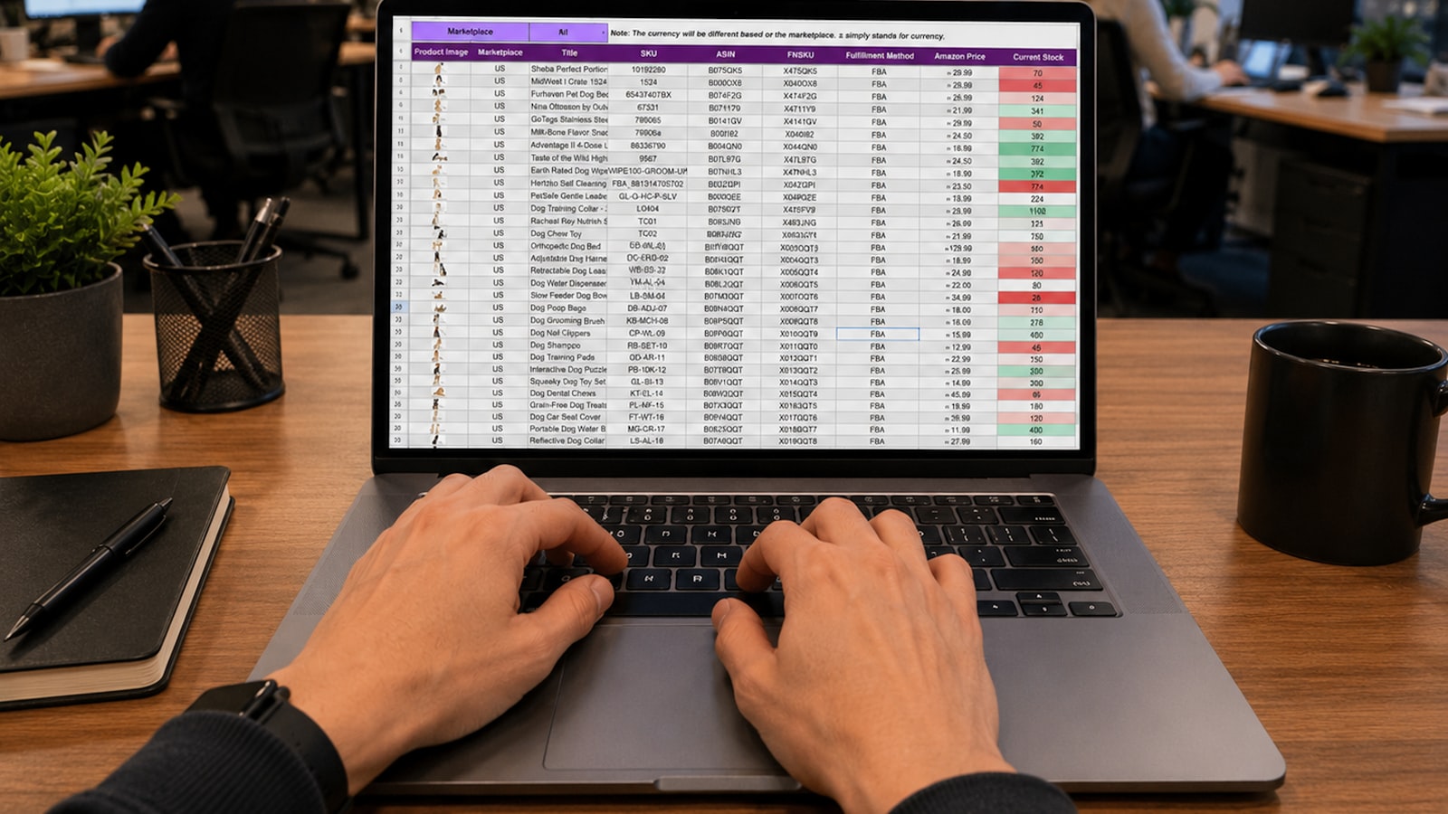 Laptop com planilha de fluxo de caixa sobre mesa de escritório, ao lado de caneta e notas fiscais